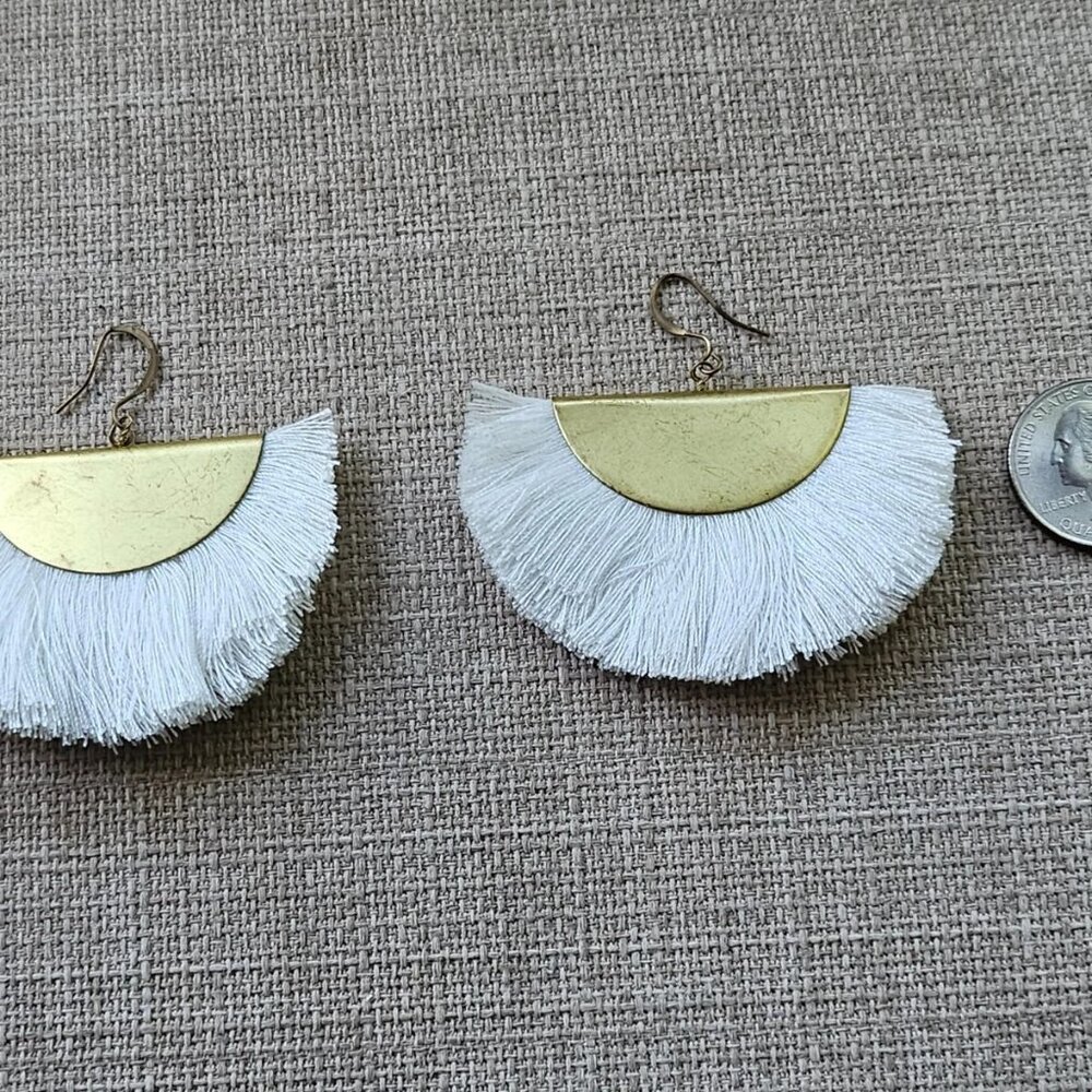 Vintage Earrings White Tassel Drop Down Gold Tone Fashion Jewelry Earrings - Picture 4 of 10